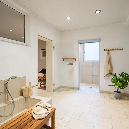 Strandleben 10 - Louis Douzette *